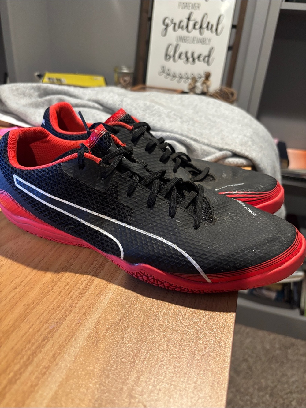 Size 10 Men’s Puma Black & Red Indoor Soccer Sneakers